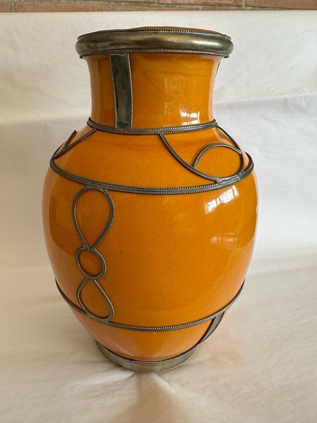 Jarrón Cerámica Esmaltada Naranja con Metal