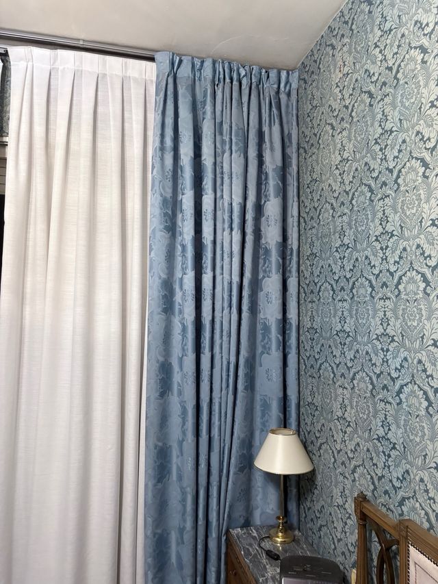 Lámpara de mesa dorada y beige