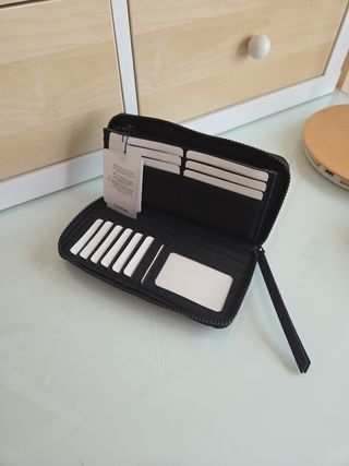 Cartera Desigual negra con etiqueta