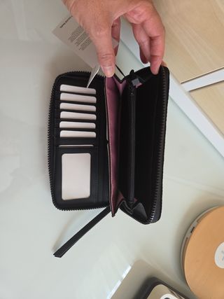 Cartera Desigual negra con etiqueta