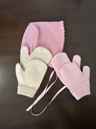 Conjunto gorrito y manoplas bebé rosa y beige