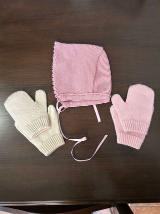 Conjunto gorrito y manoplas bebé rosa y beige