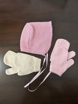 Conjunto gorrito y manoplas bebé rosa y beige