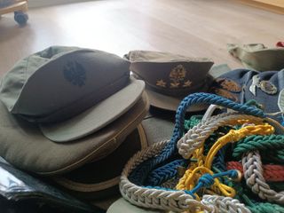 Militaria Lot: Berretti, cinture e strisce