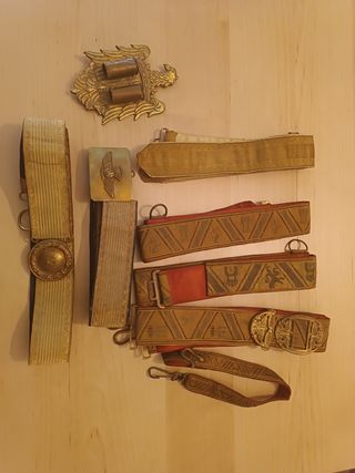 Militaria Lot: Berretti, cinture e strisce