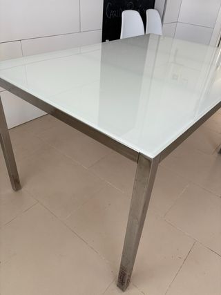 Mesa de cristal y metal