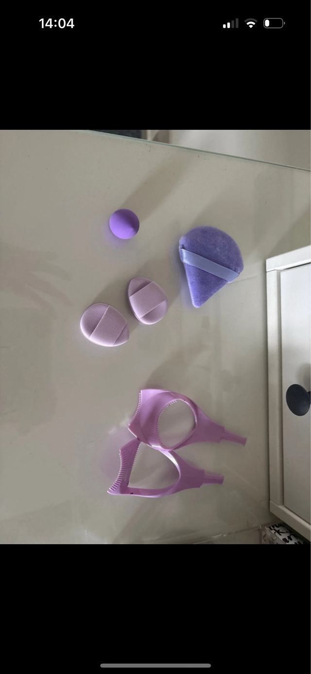 Accesorios de maquillaje morado y rosa