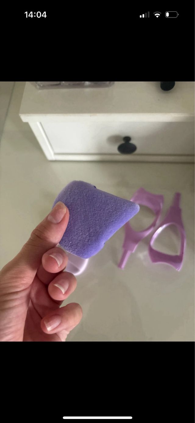 Accesorios de maquillaje morado y rosa