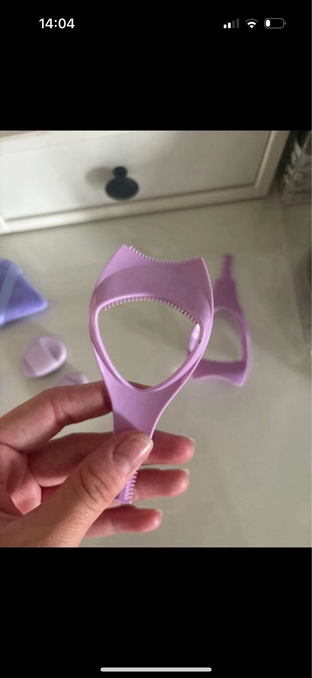 Accesorios de maquillaje morado y rosa