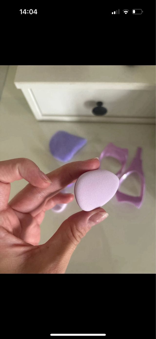 Accesorios de maquillaje morado y rosa