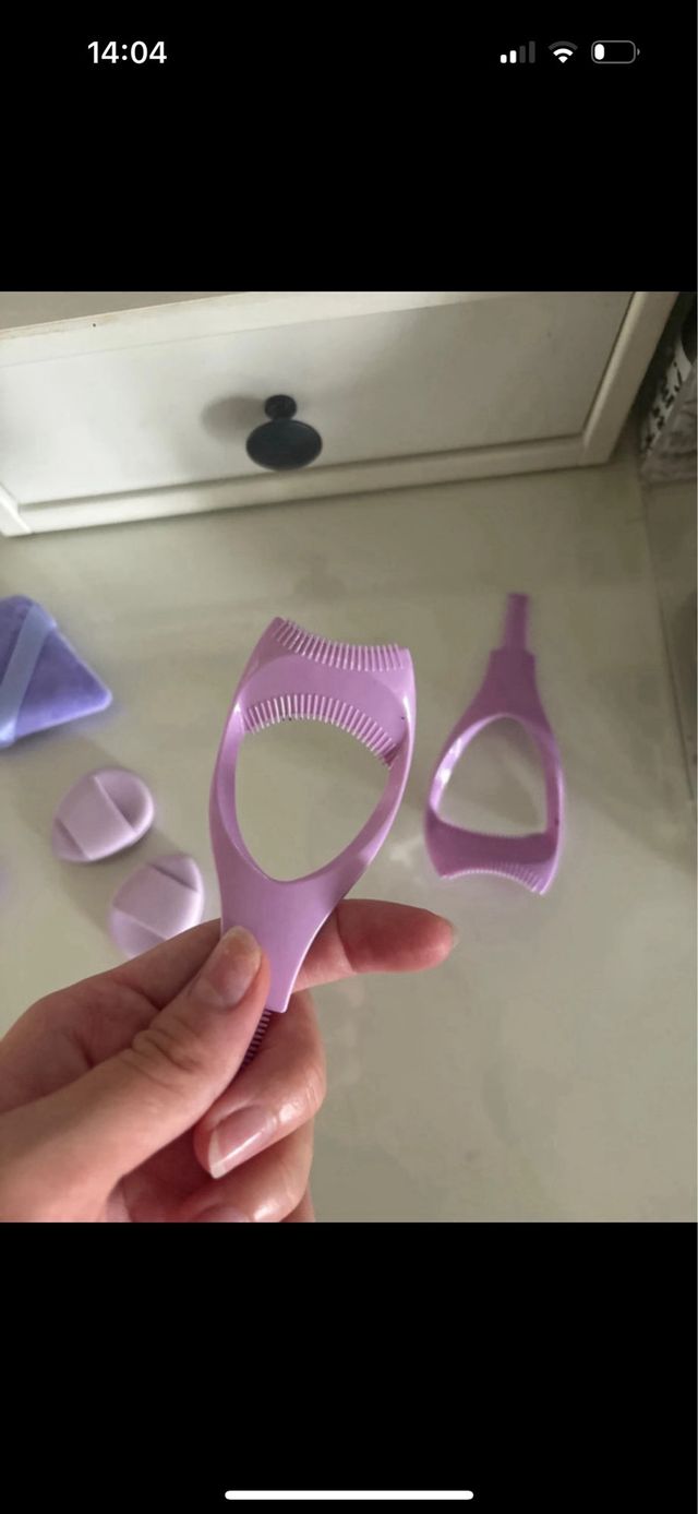 Accesorios de maquillaje morado y rosa