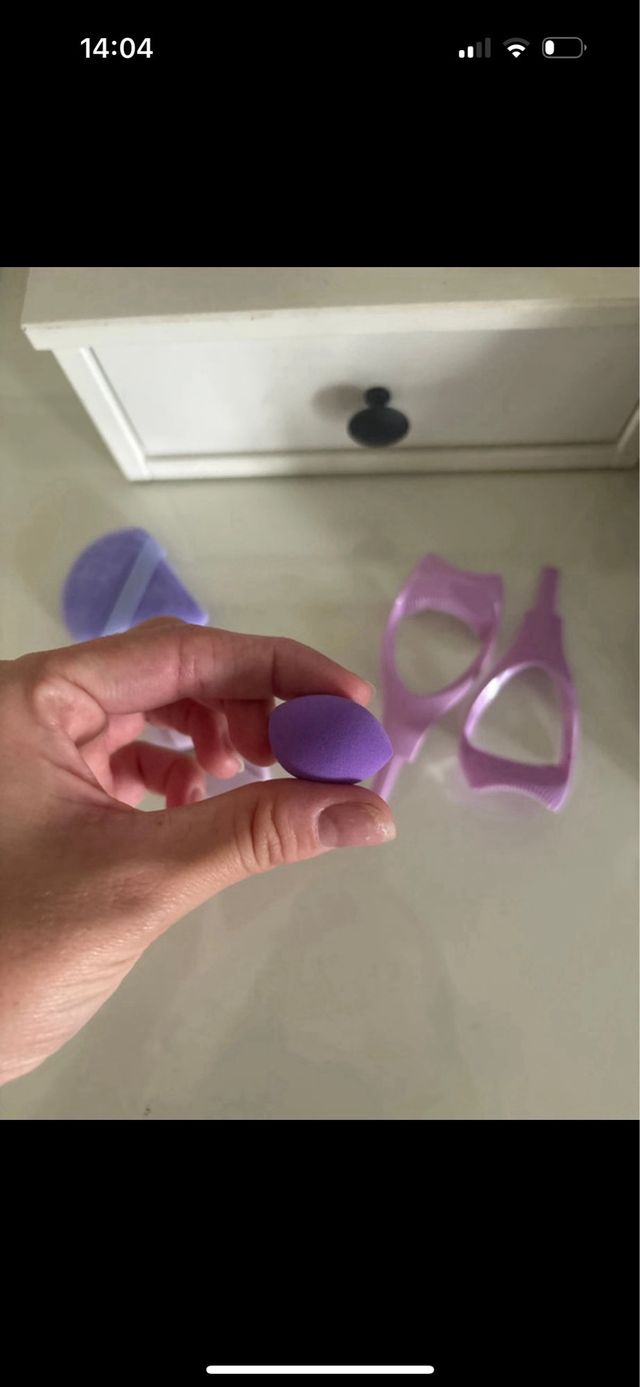 Accesorios de maquillaje morado y rosa