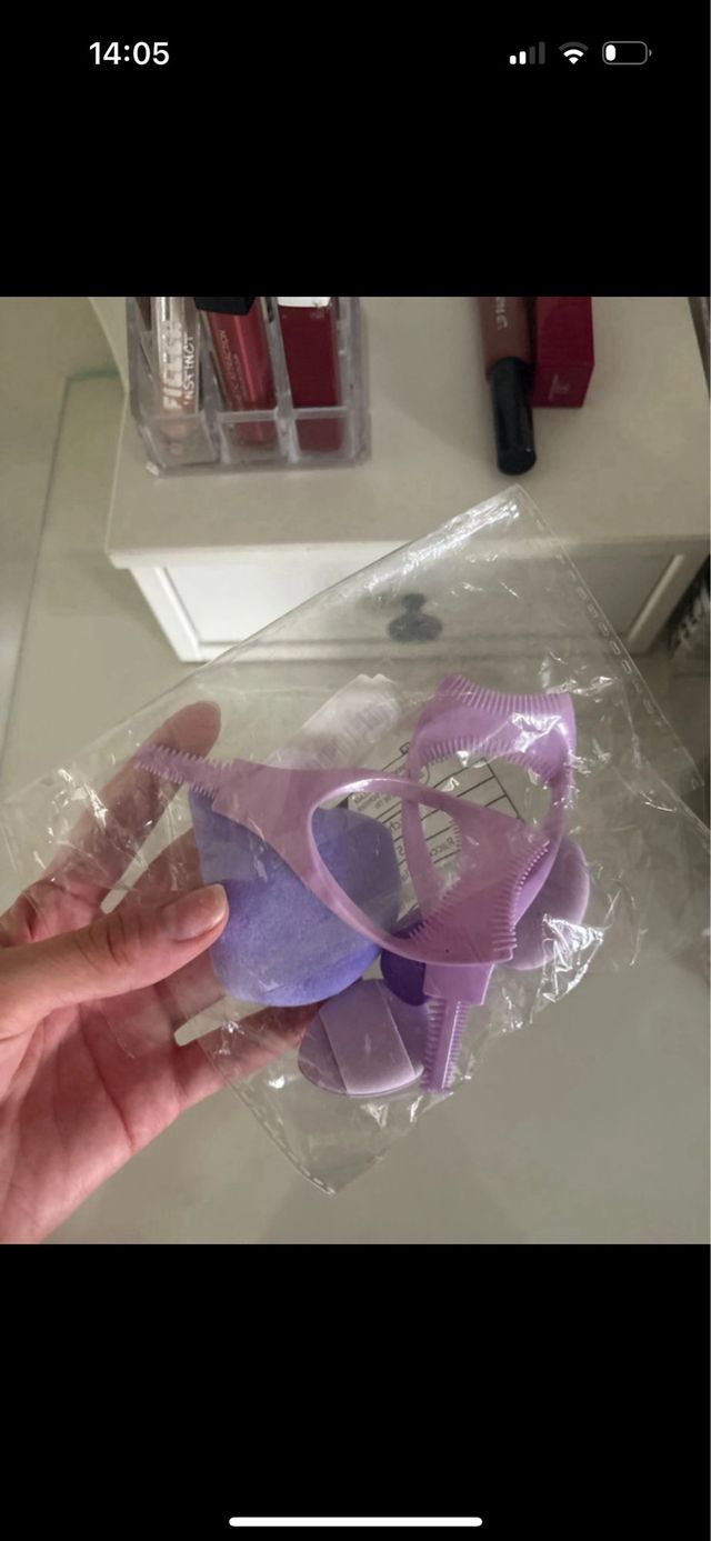 Accesorios de maquillaje morado y rosa
