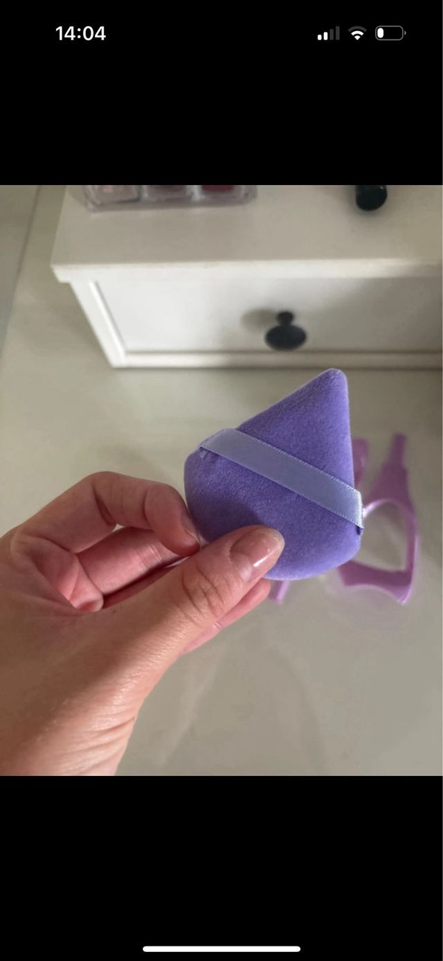 Accesorios de maquillaje morado y rosa