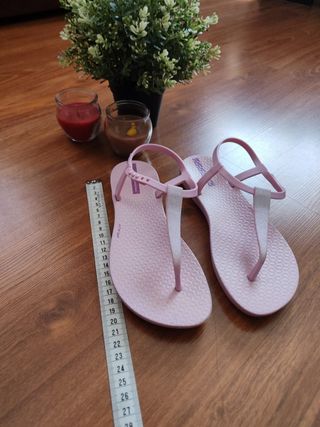 Sandalia agua de dedo.