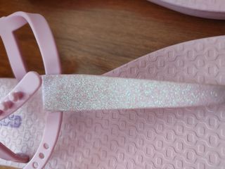 Sandalia agua de dedo.