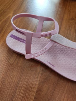 Sandalia agua de dedo.