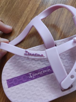 Sandalia agua de dedo.