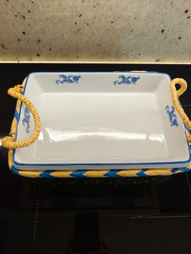 Fuente de porcelana con cesto