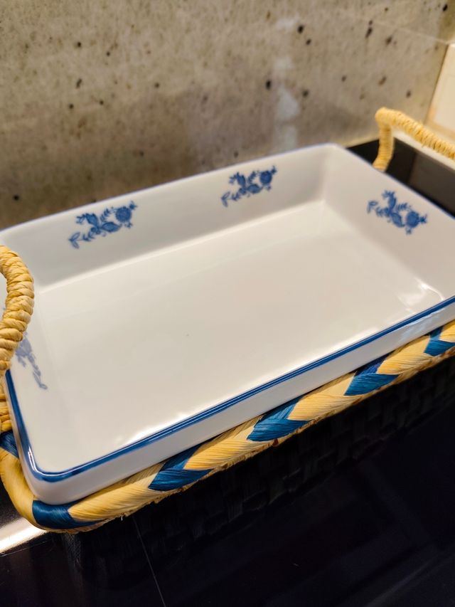 Fuente de porcelana con cesto