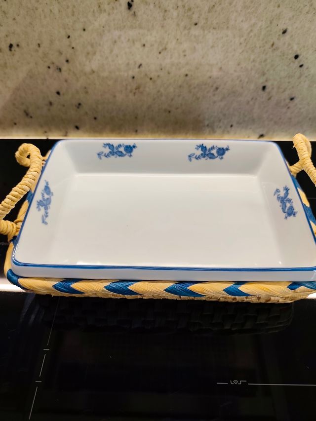 Fuente de porcelana con cesto