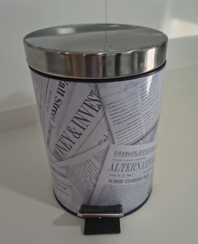 Papelera de oficina con diseño de periódico