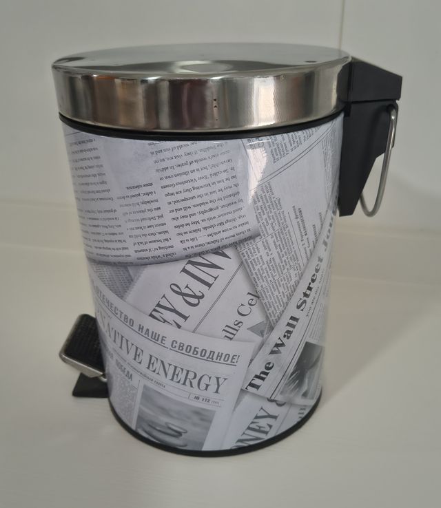 Papelera de oficina con diseño de periódico