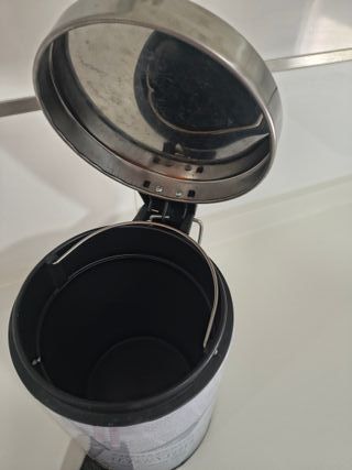 Papelera de oficina con diseño de periódico