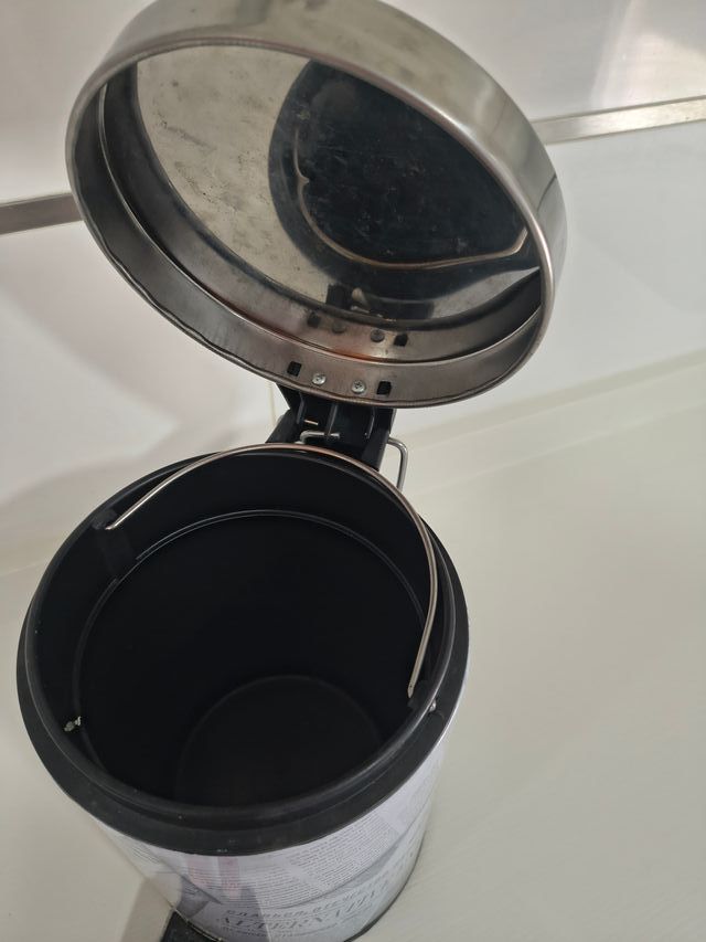 Papelera de oficina con diseño de periódico