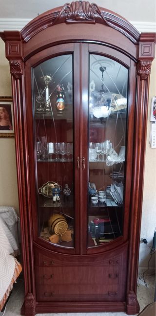 Vitrina de madera con puertas de cristal