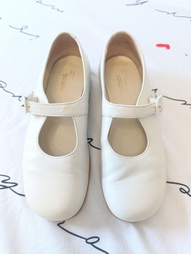 Zapatos blancos de niña de piel con tira