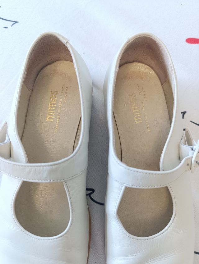 Zapatos blancos de niña de piel con tira