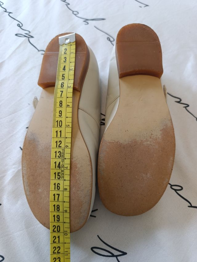 Zapatos blancos de niña de piel con tira