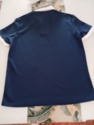 Polo azul y blanco con cremallera