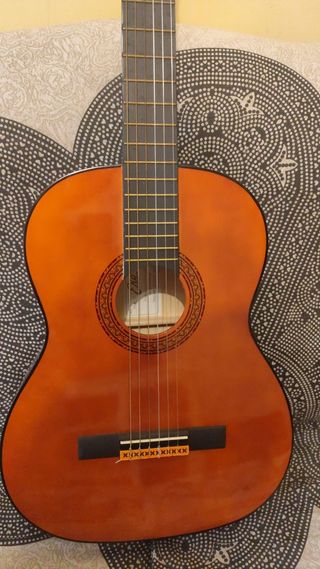 Guitarra clásica Eko CS10 – Naranja brillante.