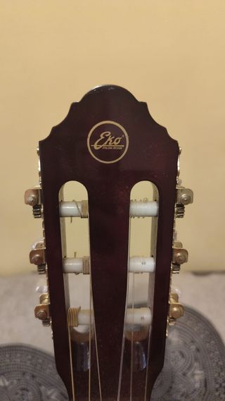 Guitarra clásica Eko CS10 – Naranja brillante.