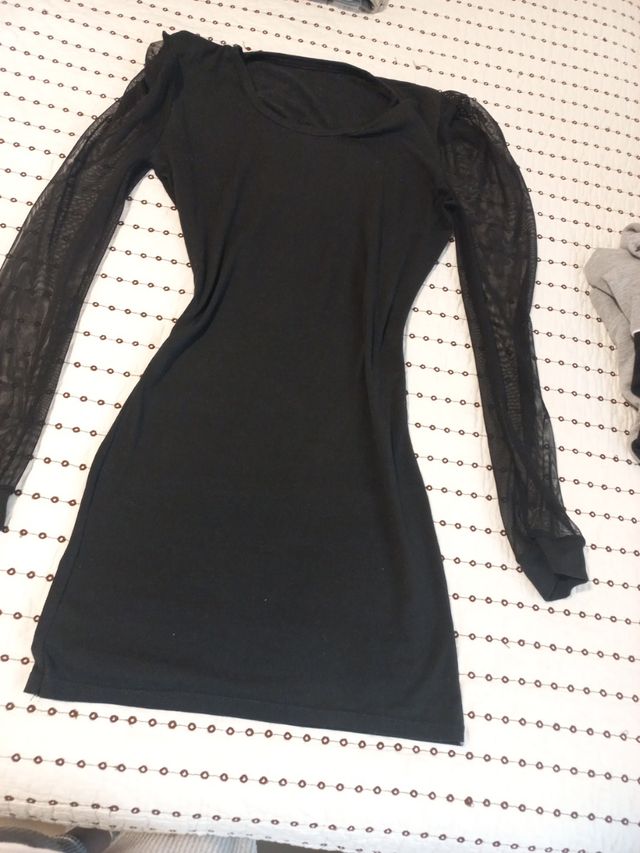 Vestido negro corto con mangas de malla