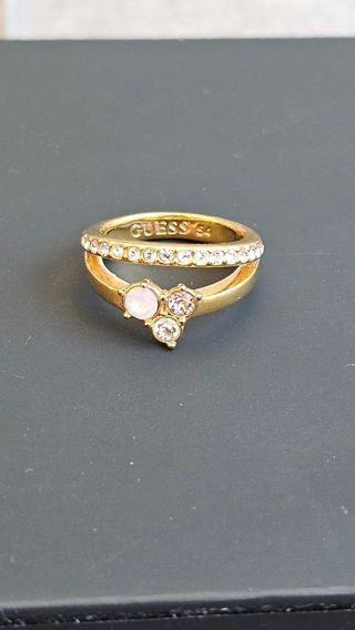 Anillo Guess Dorado con Piedras Rosas