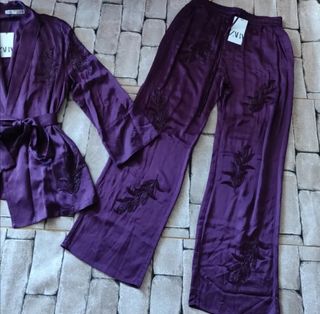 Traje de pantalón morado con bordado