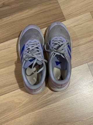 Zapatillas Adidas grises y rosas