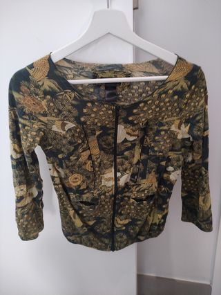 Blusa con estampado floral y cremallera