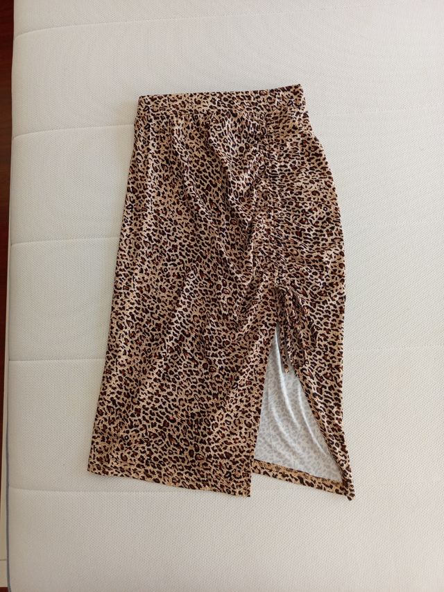 Falda leopardo midi con abertura