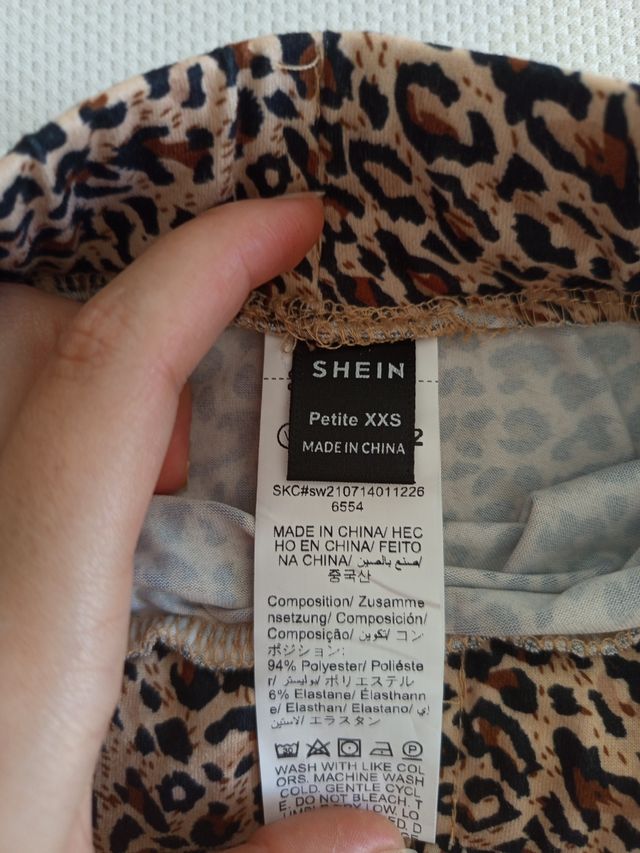 Falda leopardo midi con abertura