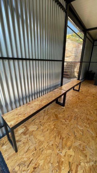 Panche in ferro nero con legno verniciato