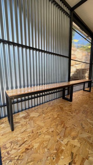 Panche in ferro nero con legno verniciato