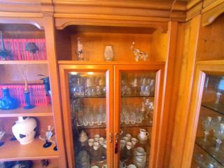 Boiserie clásica en L con vitrinas + Mesa y Sillas