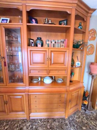 Boiserie clásica en L con vitrinas + Mesa y Sillas