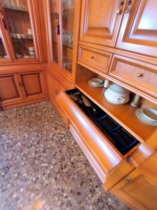 Boiserie clásica en L con vitrinas + Mesa y Sillas