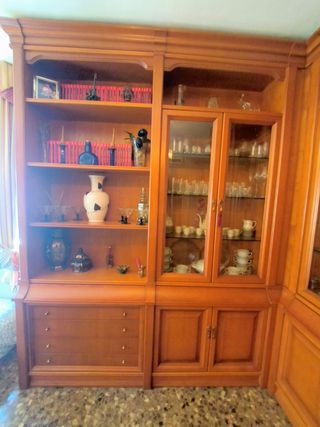 Boiserie clásica en L con vitrinas + Mesa y Sillas