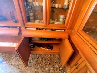 Boiserie clásica en L con vitrinas + Mesa y Sillas